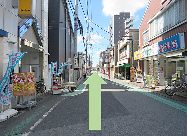 ３・商店街の道をまっすぐ進みます。