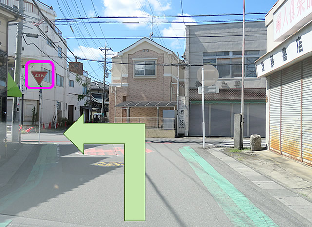 ４・しばらくするとTの字になりますので、左に曲がります。